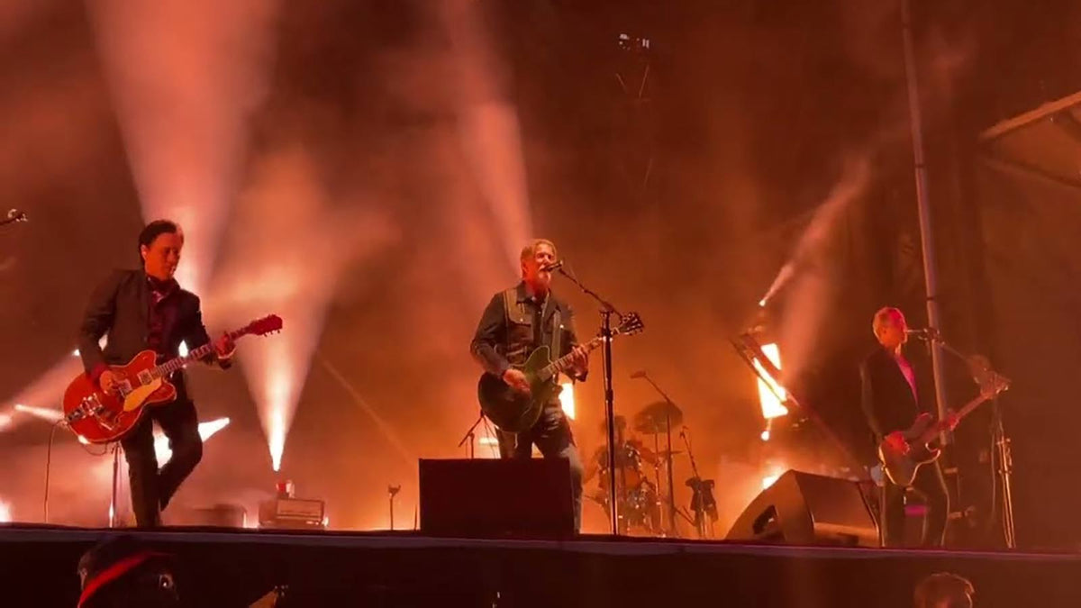 See QUEENS OF THE STONE AGE debut new song “Negative Space” live