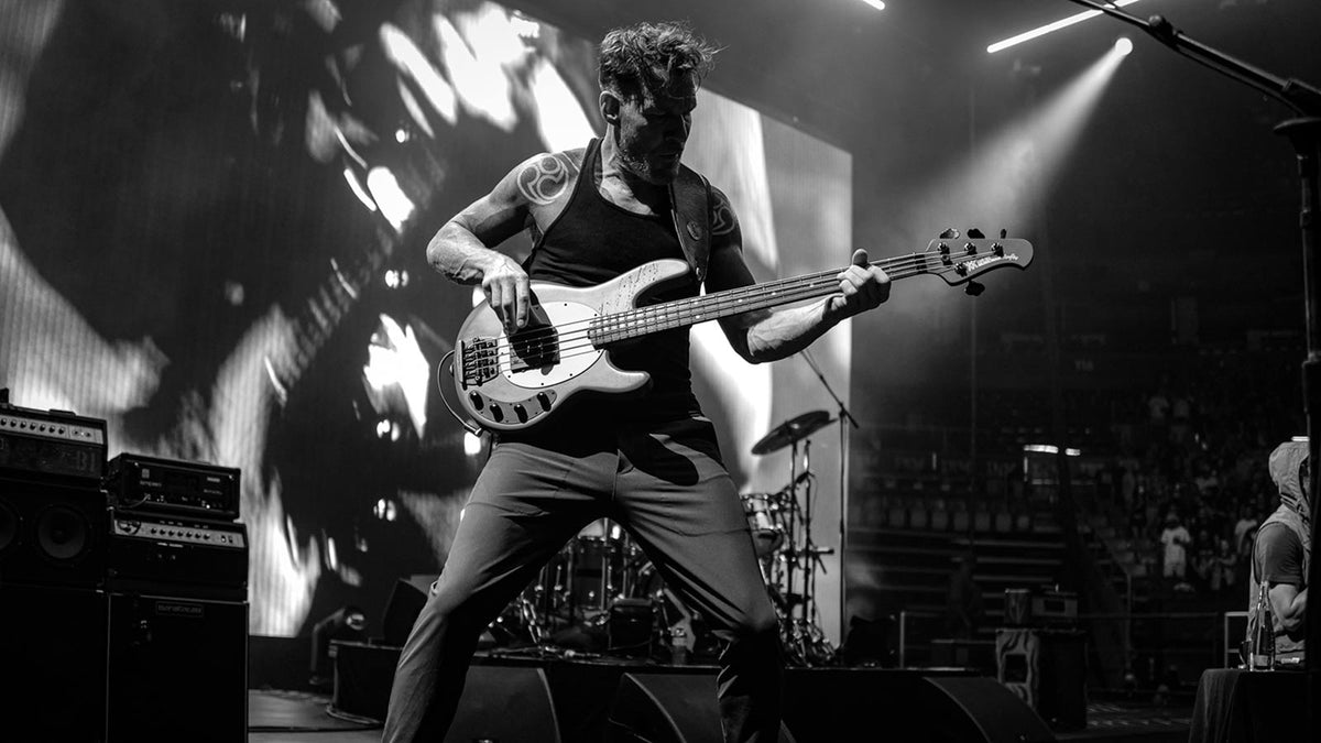 TIM COMMERFORD on RAGE AGAINST THE MACHINE’s rumored breakup: “I don’t know. I’m the bass player.”