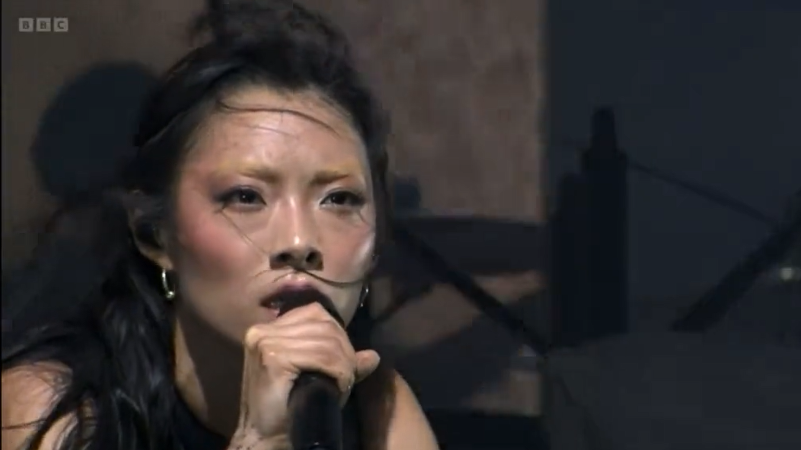 See RINA SAWAYAMA slam MATTY HEALY with KORN and LIMP BIZKIT cover