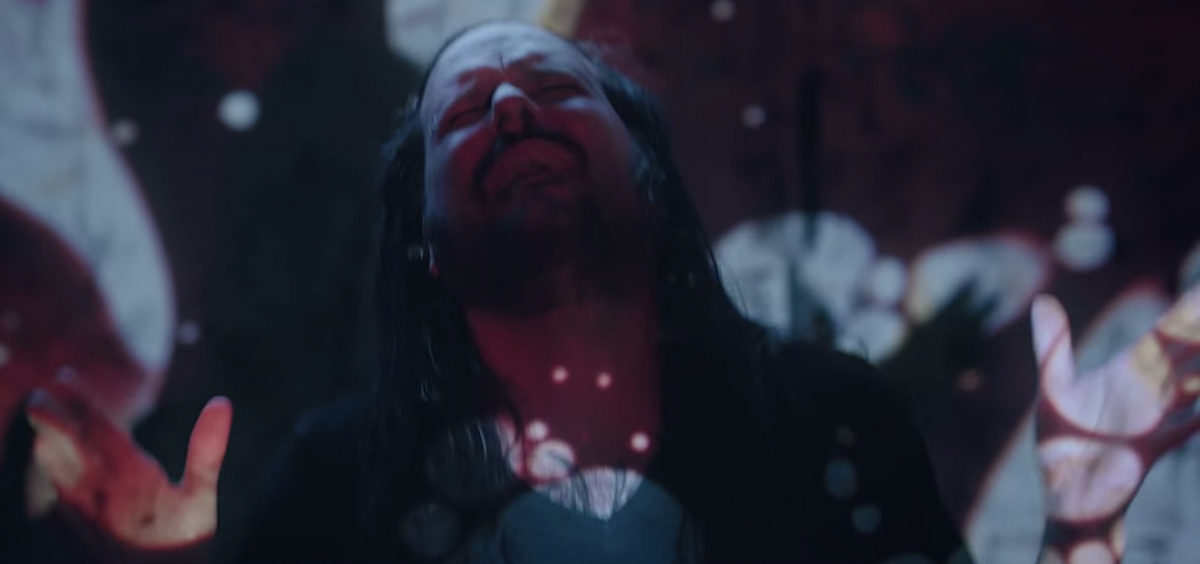 See Korn’s Jonathan Davis Cameo in Skynd’s NSFW Serial Killer–Inspired Video