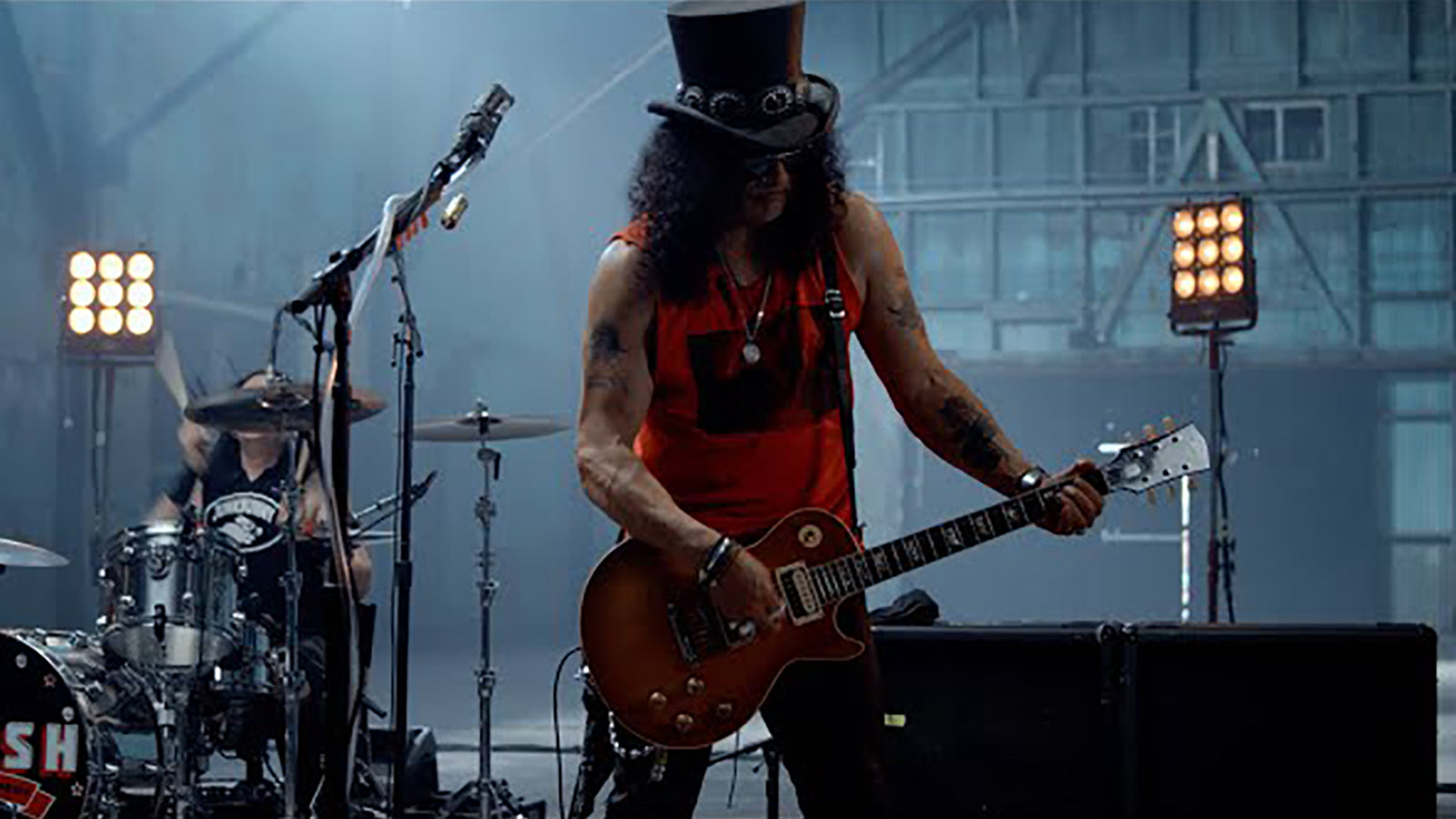 Slash Debuts New Song “The River Is Rising,” Announces 2022 Tour