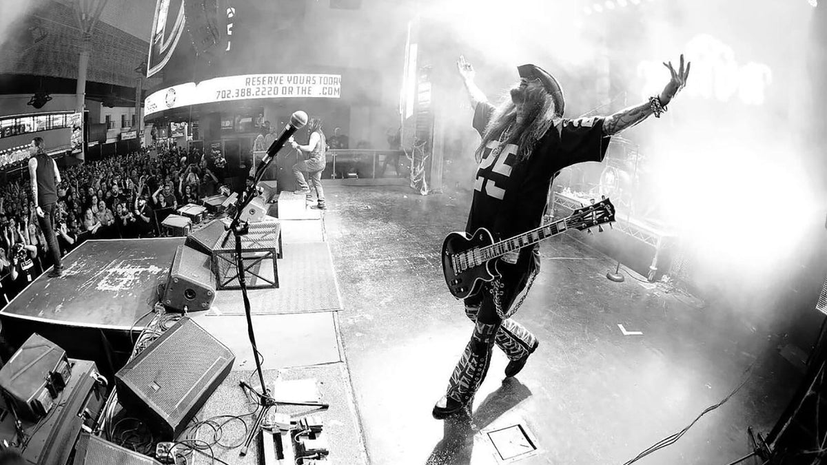 Wayne Swinny, SALIVA guitarist, dead from brain hemorrhage on tour
