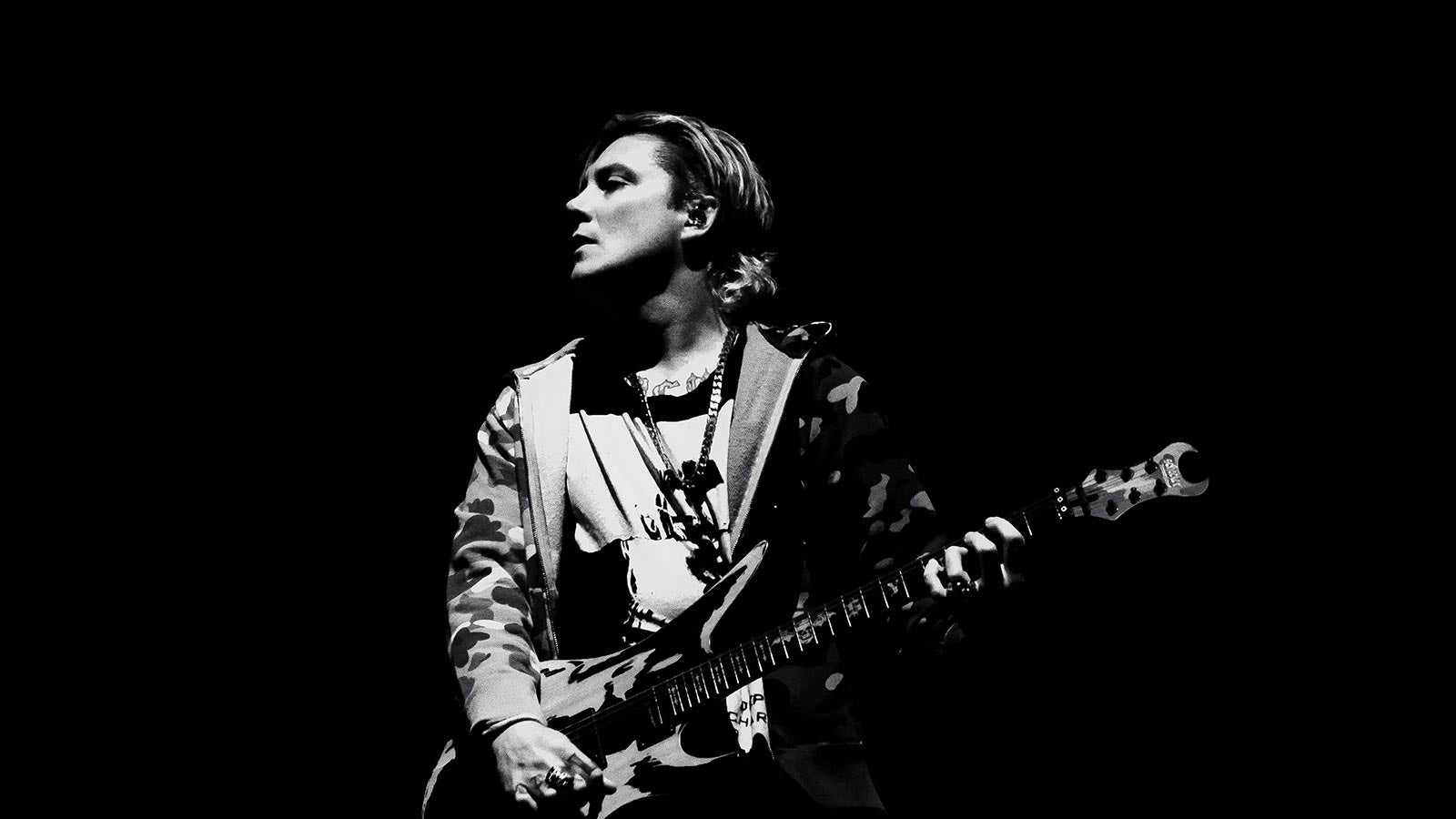 AVENGED SEVENFOLD guitarist SYNYSTER GATES suffers “pretty severe” leg injury onstage