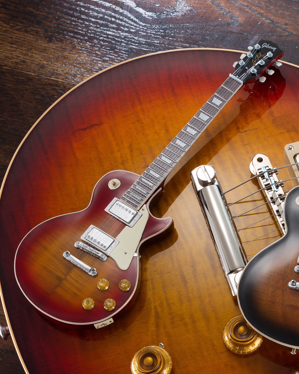 FAMOUS SET OF 2 CLASSIC GIBSON MINI GUITAR REPLICAS - GG-002