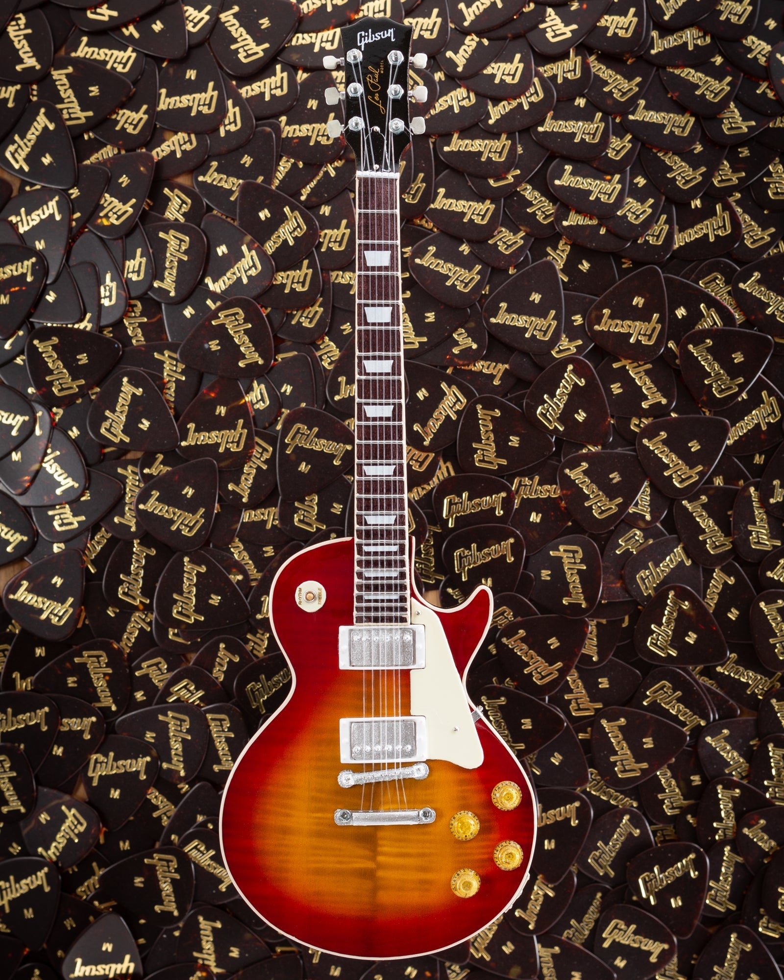 GIBSON 1959 LES PAUL STANDARD CHERRY SUNBURST 1:4 SCALE MINI GUITAR MODEL