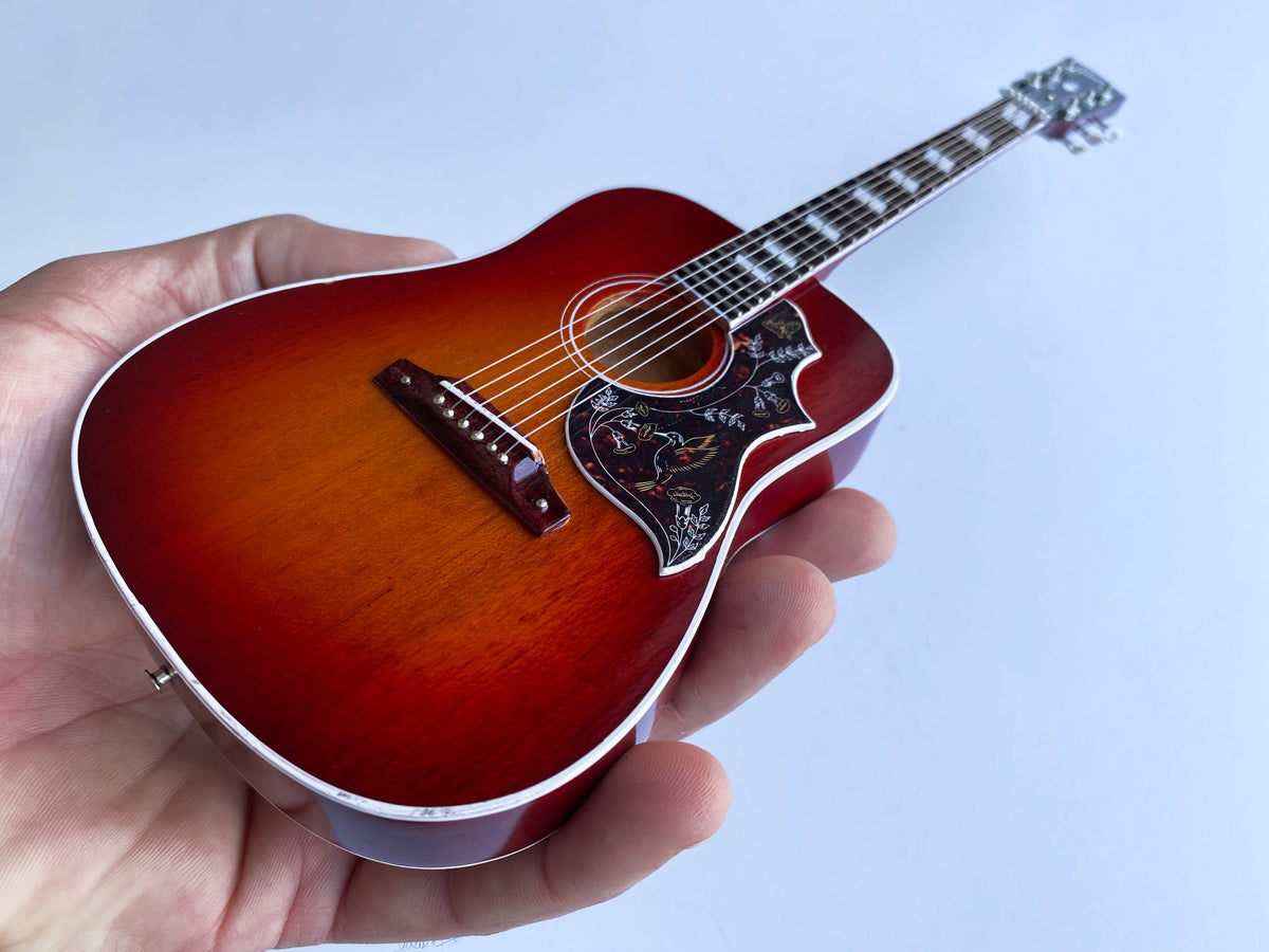 GIBSON HUMMINGBIRD VINTAGE CHERRY 1:4 SCALE MINI GUITAR MODEL
