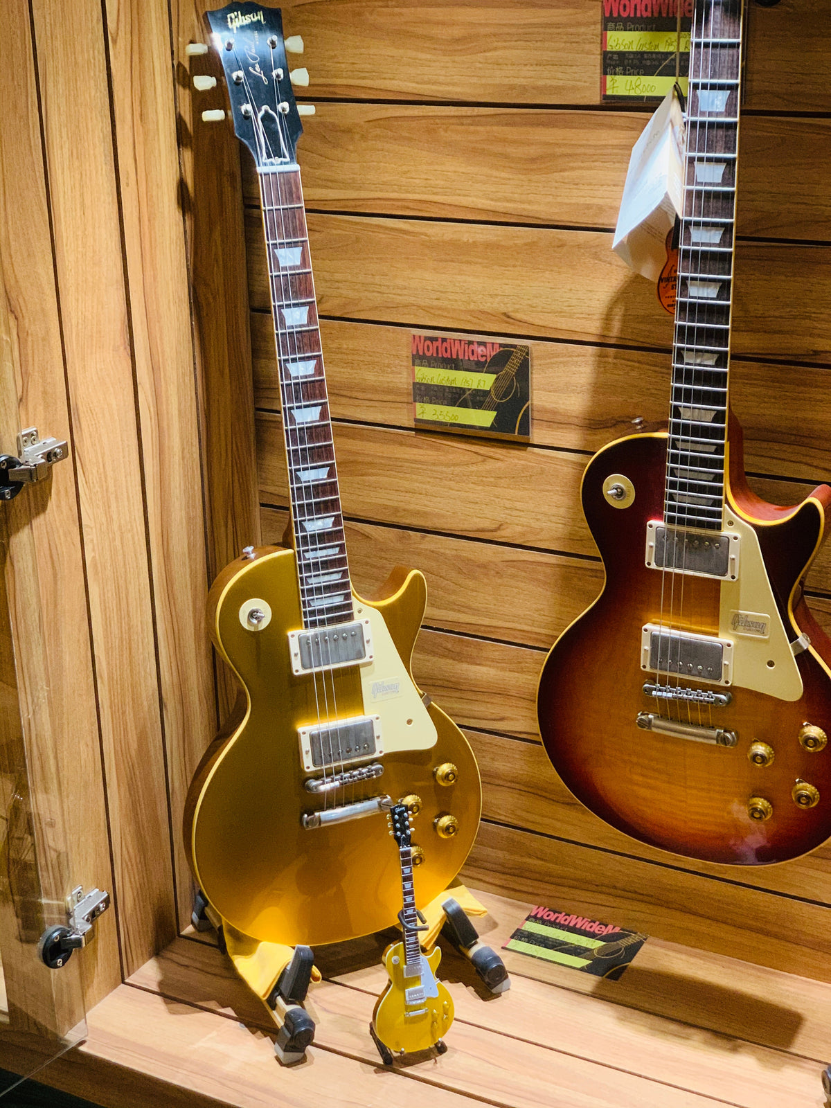GIBSON 1957 LES PAUL GOLD TOP 1:4 SCALE MINI GUITAR MODEL
