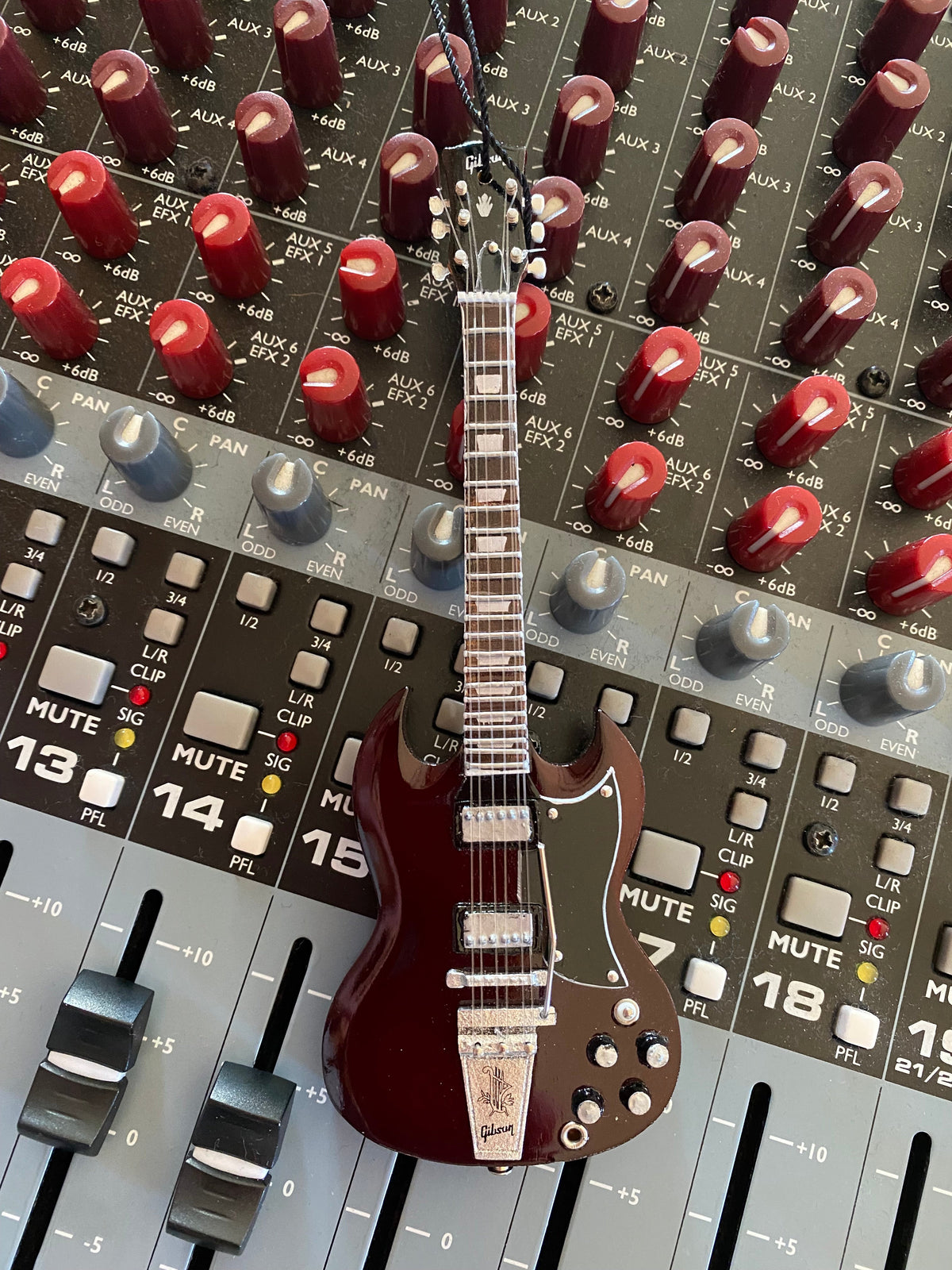 6" GIBSON 1964 SG STANDARD CHERRY GUITAR HOLIDAY ORNAMENT