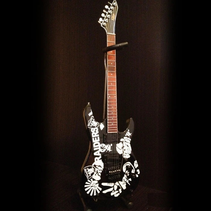 SLAYER - JEFF HANNEMAN - SIGNATURE RAIDERS TRIBUTE MINI GUITAR